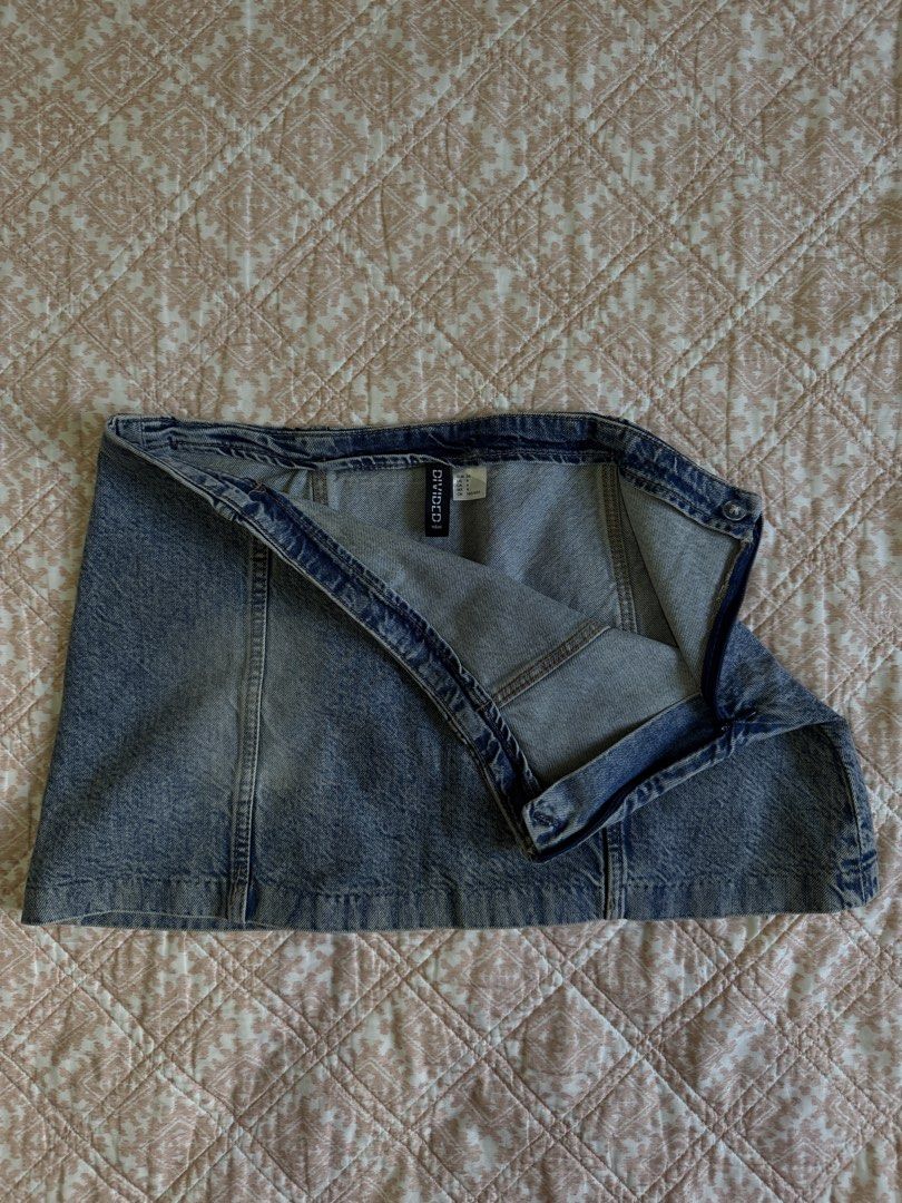 H&M Denim Skirt (Category: Skirts) located in Manila. Submitted by andreaaarut2 (Listing ID 1424570563, Image 2). Description: • H&M Divided denim skirt •Size: US 4 / EUR 36 / CA 4 •Mini length •Faded wash •Zip closure •Fitted silhouette •Classic design •Versatile for various occasions.