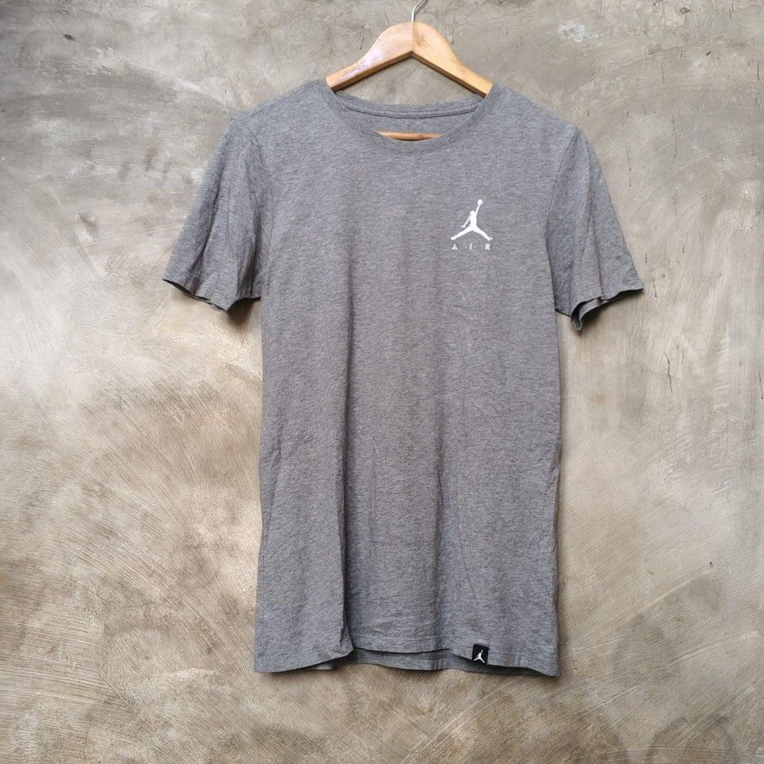 Jordan Air T-Shirt - Gray (Category: Tshirts & Polo Shirts ) located in Polomolok. Submitted by cjramada (Listing ID 1424620833, Image 2). Description: JORDAN TSHIRT EXCELLENT CONDITION DIMES 18x27 NO ISSUE ❌ COLOR RATE 9.5/10 *EMBROIDERY LOGO .