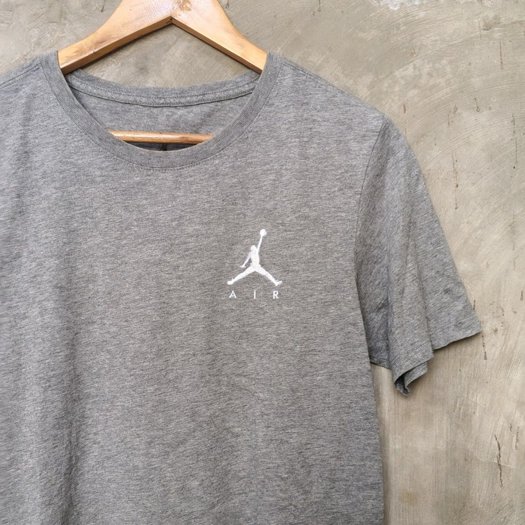 Jordan Air T-Shirt - Gray (Category: Tshirts & Polo Shirts ) located in Polomolok. Submitted by cjramada (Listing ID 1424620833, Image 3). Description: JORDAN TSHIRT EXCELLENT CONDITION DIMES 18x27 NO ISSUE ❌ COLOR RATE 9.5/10 *EMBROIDERY LOGO .