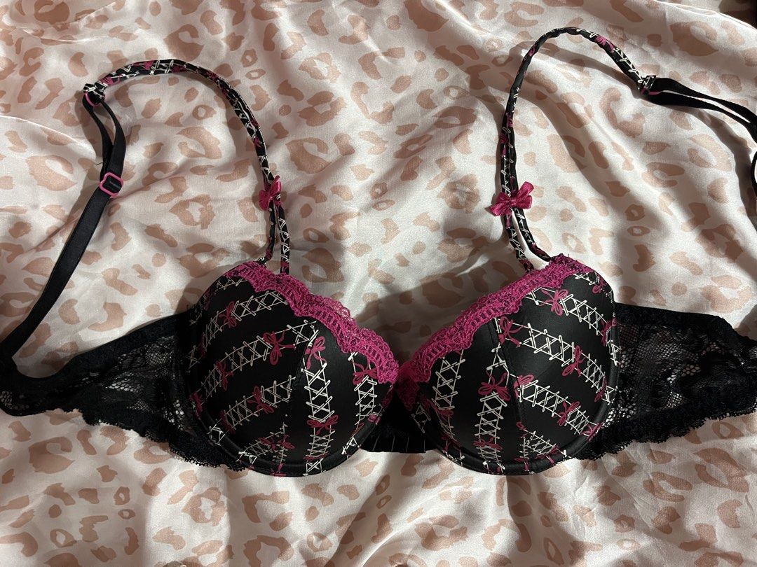 la senza Strapless/ Jezebel (Category: Undergarments & Loungewear) located in Caloocan City. Submitted by Gucci00021 (Listing ID 1424615861, Image 3). Description: la senza strapless cut tag 34B 450 jezebel 34B 300.