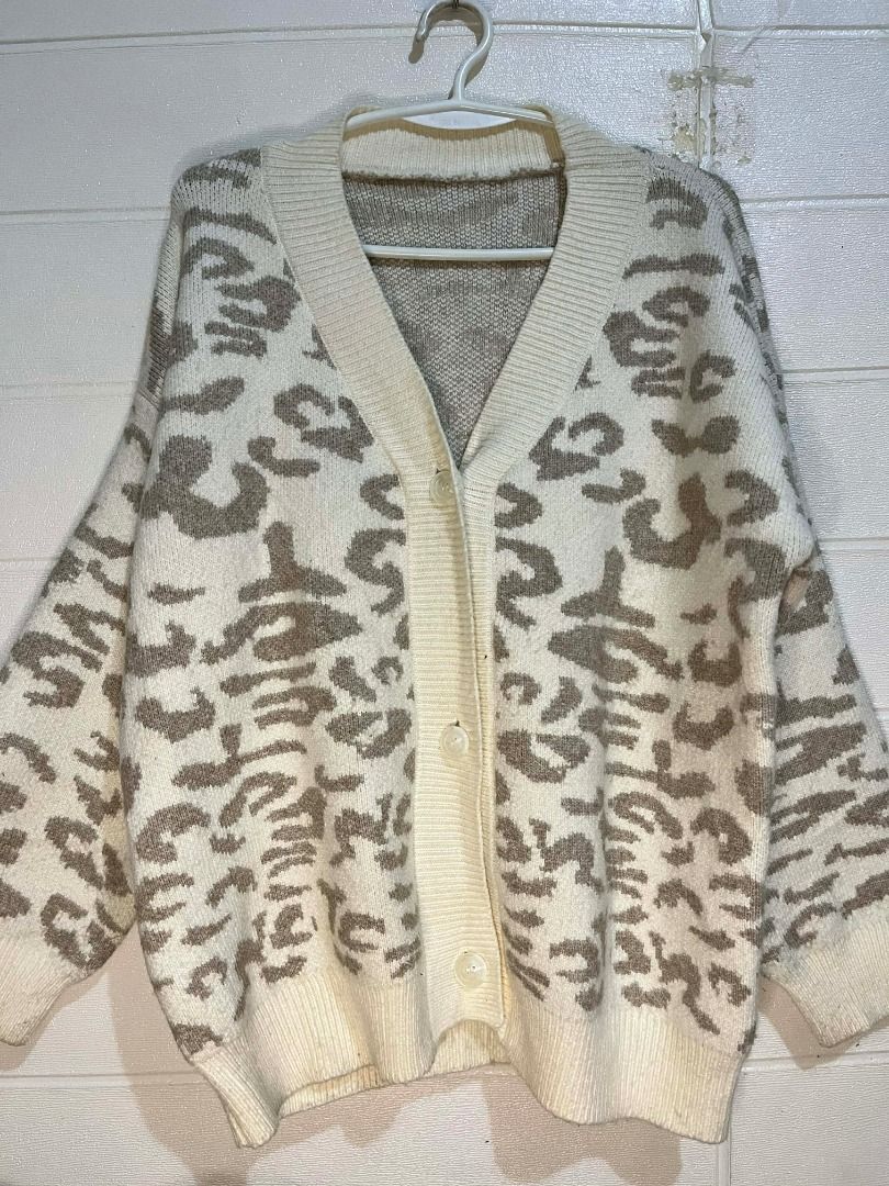 Leopard Print Chunky Cardigan (Category: Coats, Jackets and Outerwear) located in Cavite. Submitted by cvshops (Listing ID 1424659045, Image 1). Description: i'm size small so this is oversized, can fit up ro L-XL real CHUNKY AND PREMIUM QUALITY sobrang ganda ng fitting, medyo boxy fit - Leopard print cardigan - V-neck - Button closure - Long sleeves - Relaxed fit - Cream and brown color - Perfect for layering.
