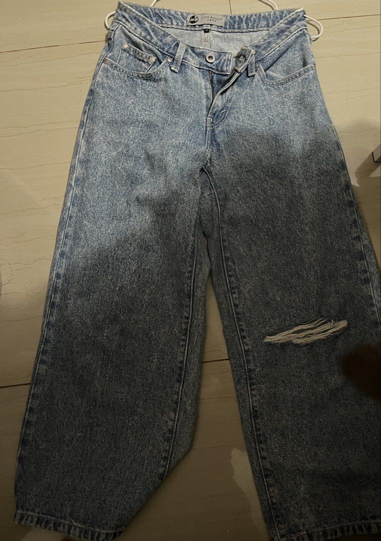Levi's Silver Tab Low Baggy Jeans (Category: Jeans) located in Manila. Submitted by sellingmyextrastuffs (Listing ID 1424574449, Image 3). Description: Levi’s size 26.