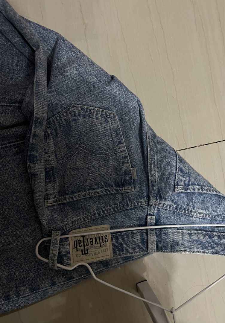 Levi's Silver Tab Low Baggy Jeans (Category: Jeans) located in Manila. Submitted by sellingmyextrastuffs (Listing ID 1424574449, Image 2). Description: Levi’s size 26.