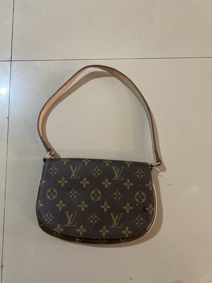Louis Vuitton Monogram Mini Pochette Accessoires (Category: Luxury Bags & Wallets) located in Bacoor. Submitted by makito888 (Listing ID 1424540063, Image 1). Description: - Louis Vuitton Mini Pochette Accessories - Iconic Monogram canvas - Features a top handle - Secure zipper closure with LV branded pull - Made in France - Perfect for everyday use.