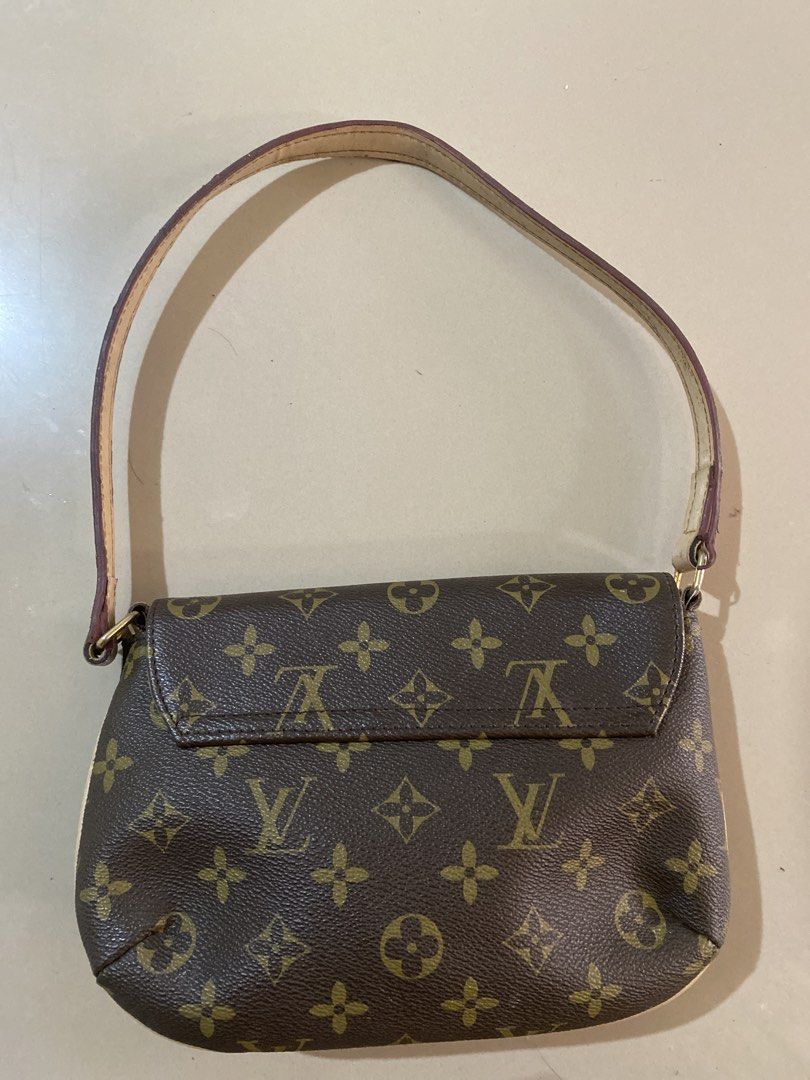 Louis Vuitton Monogram Mini Pochette Accessoires (Category: Luxury Bags & Wallets) located in Bacoor. Submitted by makito888 (Listing ID 1424540063, Image 3). Description: - Louis Vuitton Mini Pochette Accessories - Iconic Monogram canvas - Features a top handle - Secure zipper closure with LV branded pull - Made in France - Perfect for everyday use.