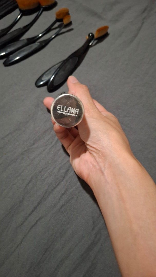 Makeup Brush Set (Category: Makeup) located in Las Pinas. Submitted by mgr29 (Listing ID 1424645725, Image 2). Description: - Ellana makeup brush - Includes oval and flat brushes - Silver brush holder included.