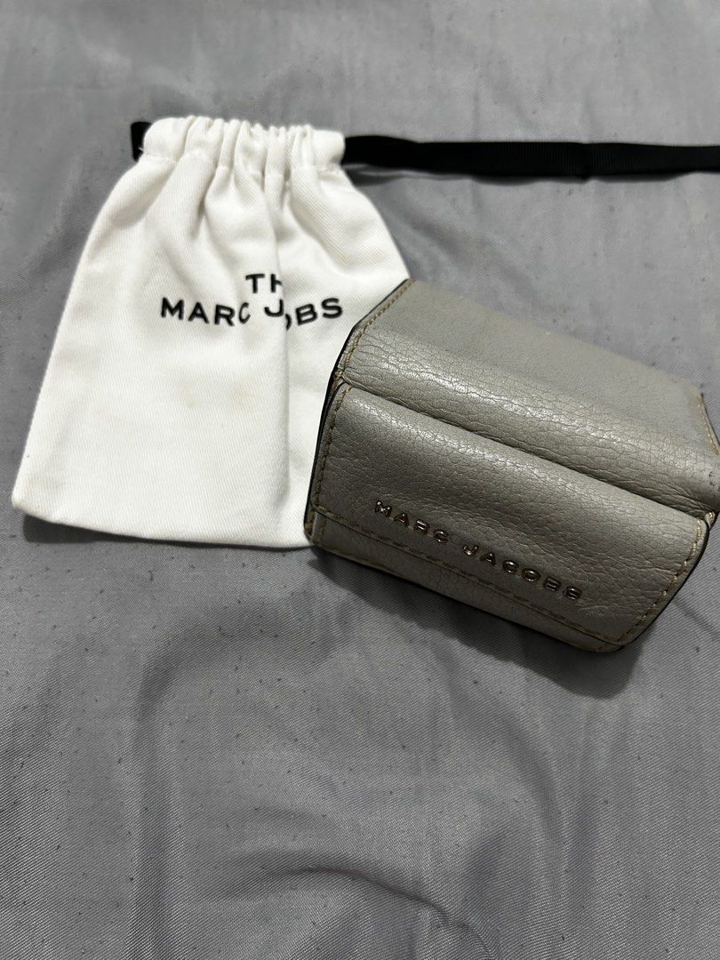 Marc Jacobs Trifold Wallet (Category: Luxury Bags & Wallets) located in Calamba. Submitted by terrible22 (Listing ID 1424609419, Image 2). Description: - Authentic Marc Jacobs trifold wallet - Light grey color - Features Marc Jacobs logo - Includes coin compartment - Multiple card slots - Comes with original dust bag - Compact and stylish design -with sign of usage -need cleaning Pm sa interested👆🏻.