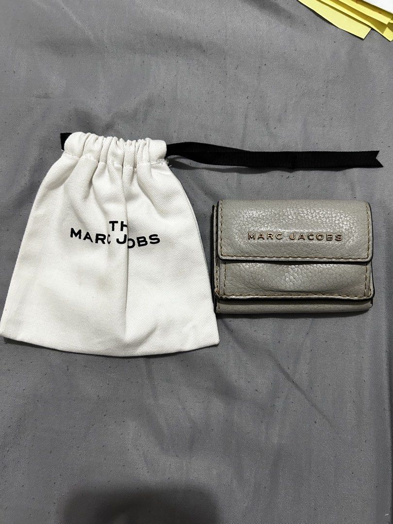 Marc Jacobs Trifold Wallet (Category: Luxury Bags & Wallets) located in Calamba. Submitted by terrible22 (Listing ID 1424609419, Image 1). Description: - Authentic Marc Jacobs trifold wallet - Light grey color - Features Marc Jacobs logo - Includes coin compartment - Multiple card slots - Comes with original dust bag - Compact and stylish design -with sign of usage -need cleaning Pm sa interested👆🏻.