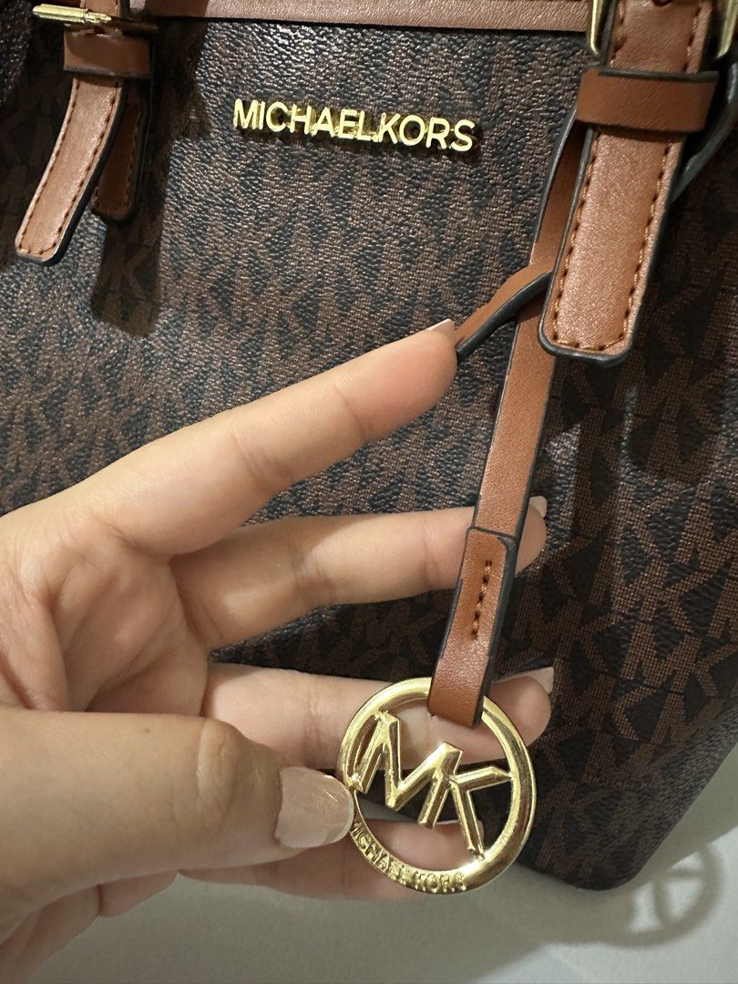 Michael Kors Brown Tote Bag Mini (Category: Luxury Bags & Wallets) located in Dagupan City. Submitted by merry_maryyydeclutters (Listing ID 1424578330, Image 3). Description: Preloveddd 🌸 NGA Rfs: Decluttering, need space na po talaga 🍀With minimal signs of use .