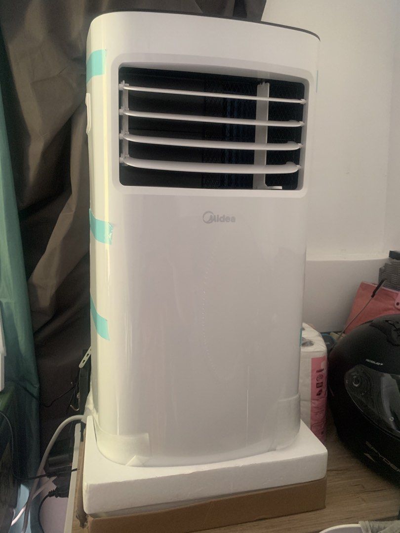 Midea Portable Air Conditioner (Category: Air Conditioning and Heating) located in General Santos City (Dadiangas). Submitted by miswah (Listing ID 1424573771, Image 1). Description: - Midea portable air conditioner 1.5 HP - Digital display - Multiple modes - Sleek white design with black top - Includes exhaust hose - Control panel with mode, temperature, and power buttons Bought it last year, June 2025 Bought it for: 18,878php Rfs: Decluttering 