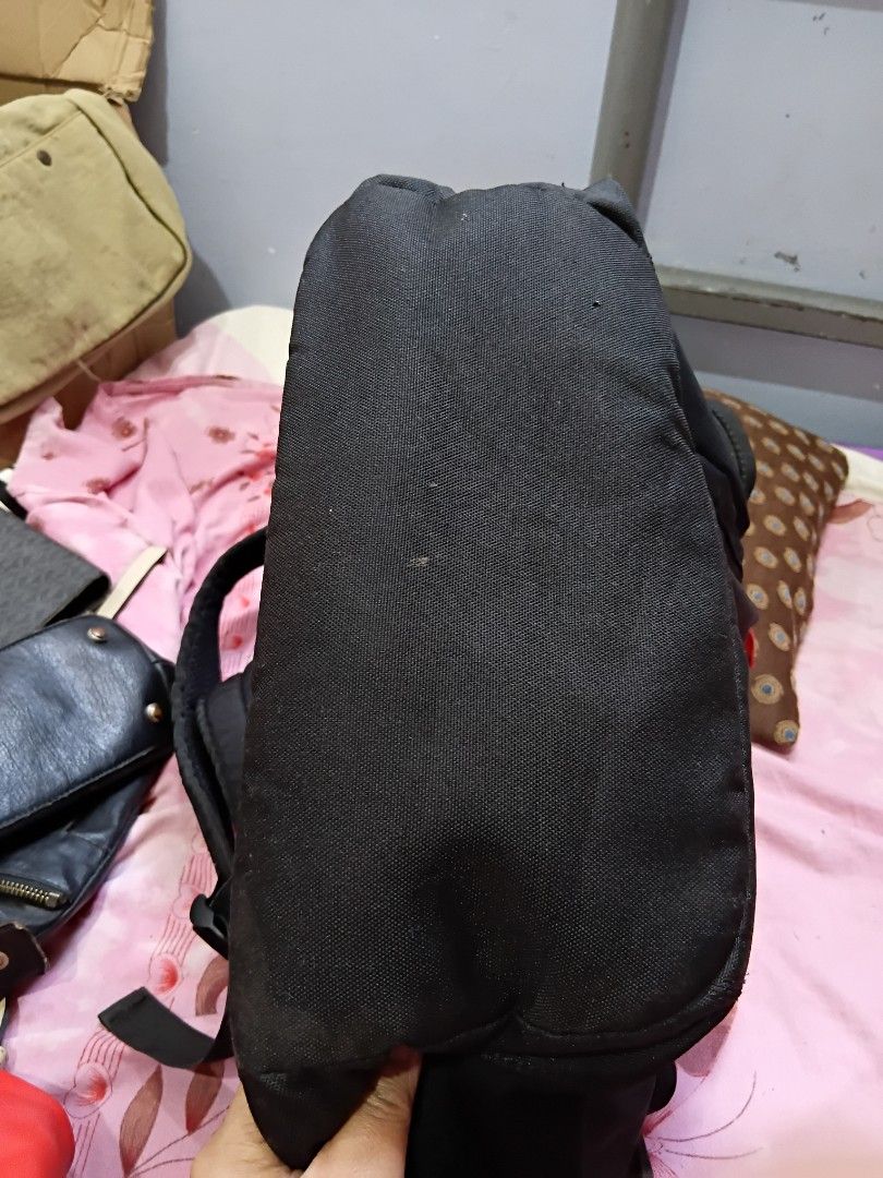 OAKLEY BACKPACK (Category: Backpacks) located in General Mariano Alvarez. Submitted by missyukay (Listing ID 1424525802, Image 3). Description: OAKLEY BACKPACK ISSUE BUTAS YUNG GILID SIGN OF USAGE LOC. GMA CAVITE P450.