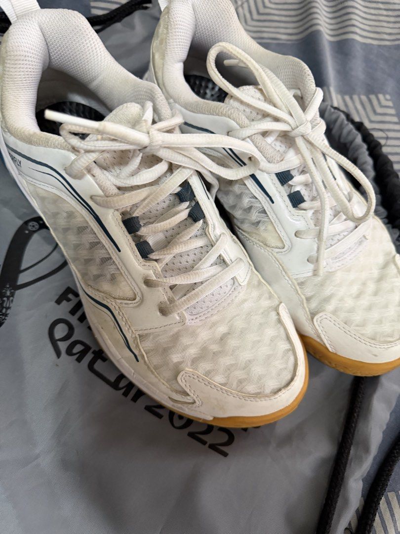 PERFLY White Badminton Shoes - Size 40 (Category: Sneakers) located in Pasig City. Submitted by mswise (Listing ID 1424549120, Image 1). Description: Indoor sport shoes ideal for badminton and pickleball 25.5Cm Unisex.