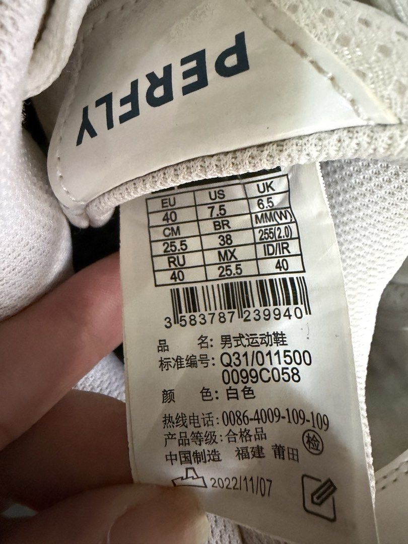 PERFLY White Badminton Shoes - Size 40 (Category: Sneakers) located in Pasig City. Submitted by mswise (Listing ID 1424549120, Image 2). Description: Indoor sport shoes ideal for badminton and pickleball 25.5Cm Unisex.