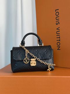 (Category: ) located in . Submitted by bagsandshoesmanymore (Listing ID 1424532256, Image 1). Description: .