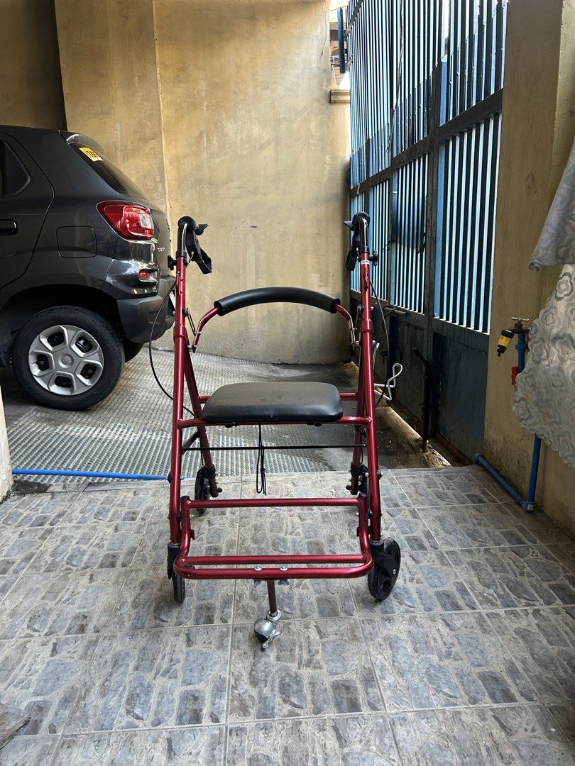 ROLLATOR WALKER WITH CHAIR AND FOOTREST (Category: Wheelchairs) located in Manila. Submitted by kielskloset (Listing ID 1424584034, Image 2). Description: In very good condition..