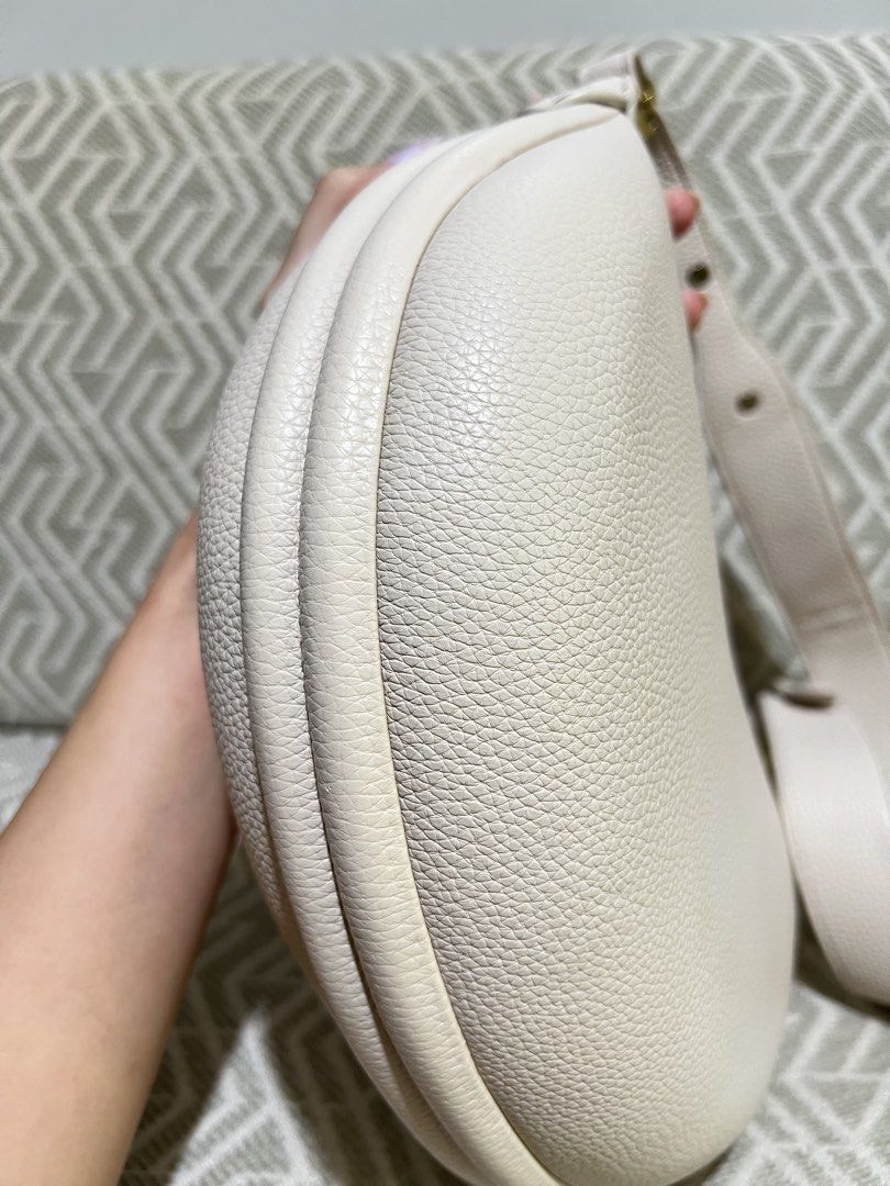 Songmont Luna Ivory (medium) (Category: Luxury Bags & Wallets) located in Cavite. Submitted by marielfradez (Listing ID 1424542322, Image 3). Description: Songmont luna in ivory. Lost handle. Comes with a long strap. Like new..