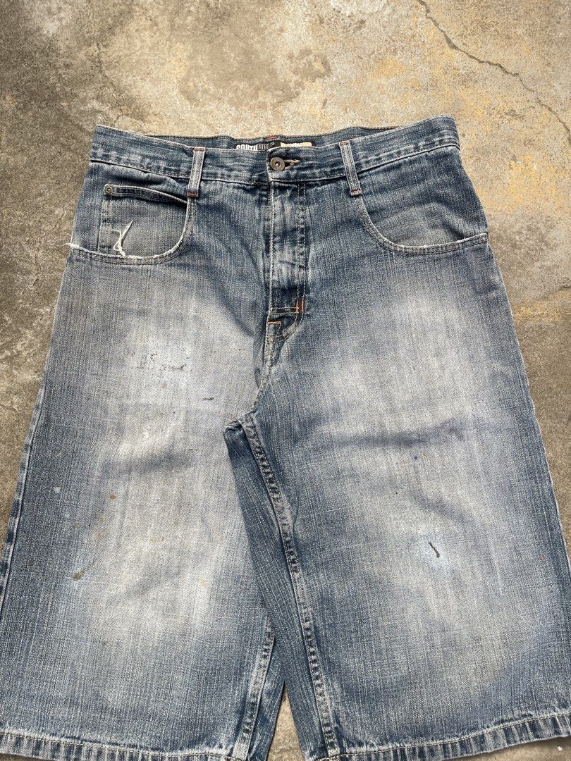 Southpole Denim Shorts - Size 32 (Category: Shorts) located in Bulacan. Submitted by archivesgallery_ (Listing ID 1424601282, Image 3). Description: - Southpole denim long jorts - Light blue wash -Measurements Southpole Long Jorts Waist: 32 Rise: 12 Length: 26.5 Leghole: 12 Thigh: 11.5 - Size 32 - Button closure - Classic five-pocket design - Decorative stitching on back pockets - Perfect for casual wear.