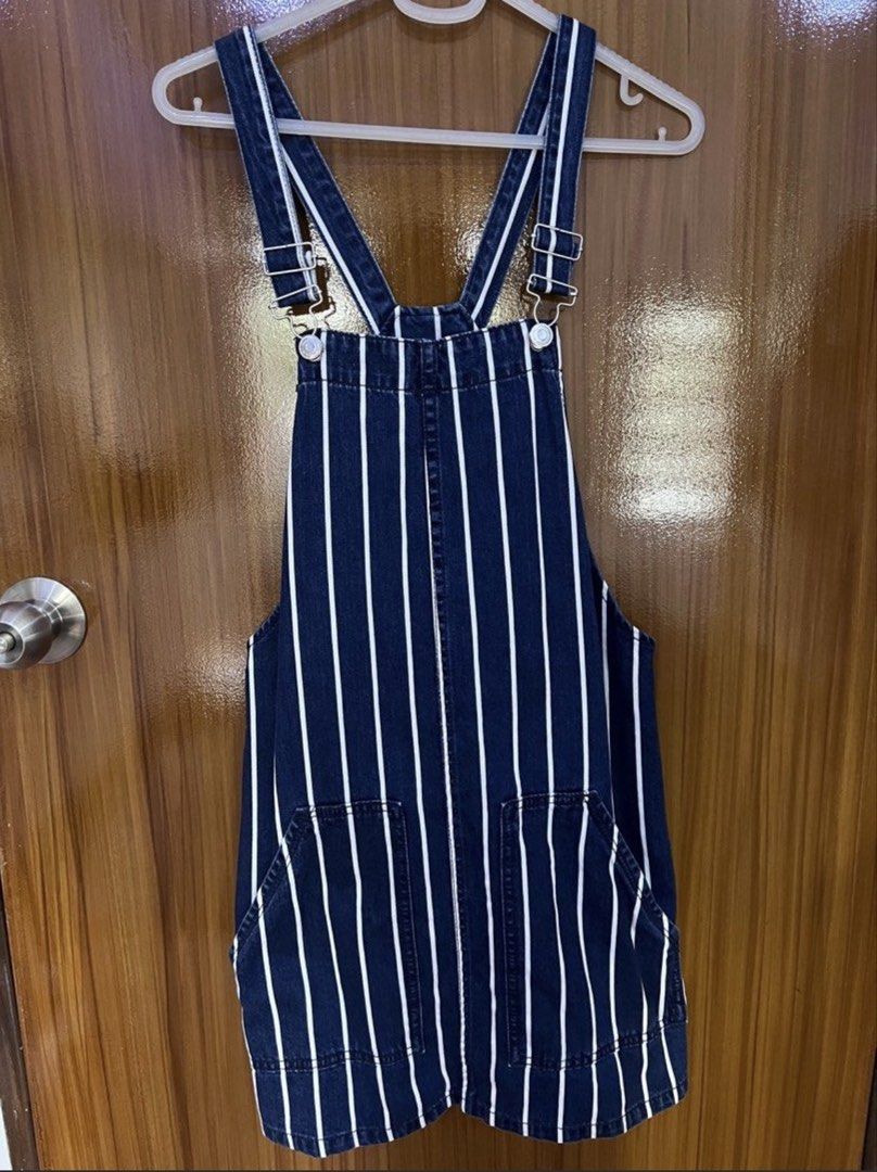 Stradivarius Striped Denim Overalls (Category: Jumpsuits) located in Manila. Submitted by eah0416 (Listing ID 1424533100, Image 1). Description: - Stradivarius denim overalls - Vertical white stripes - Adjustable straps - Two front pockets - Dark blue color - Size: EUR 38, USA 6, MEX 26, UK 10 - Made from original denim.