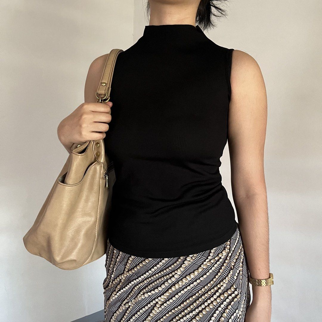 tan leather hobo-tote bag y2k (Category: Luxury Bags & Wallets) located in Santa Rosa. Submitted by thriftsbytari (Listing ID 1424666980, Image 2). Description: - no lowballing ‼️ - 9/10 condition, good as new - minimal signs of usage - very pretty in actual .