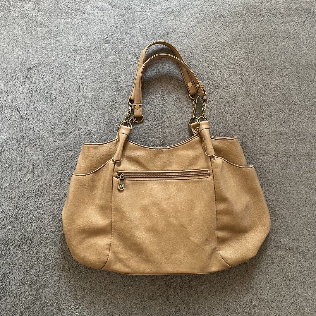 tan leather hobo-tote bag y2k (Category: Luxury Bags & Wallets) located in Santa Rosa. Submitted by thriftsbytari (Listing ID 1424666980, Image 3). Description: - no lowballing ‼️ - 9/10 condition, good as new - minimal signs of usage - very pretty in actual .