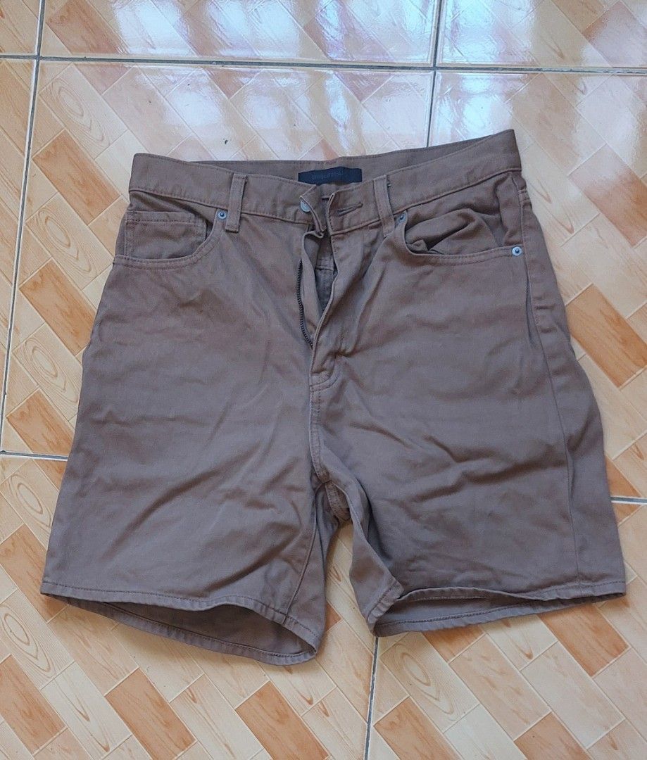 Uniqlo brown chino Shorts (Category: Shorts) located in Santa Rosa. Submitted by salicon (Listing ID 1424642121, Image 2). Description: Brown shorts from Uniqlo. Features a button and zipper closure. Includes two front pockets and two back pockets. The shorts have a classic, simple design. Perfect for casual wear..