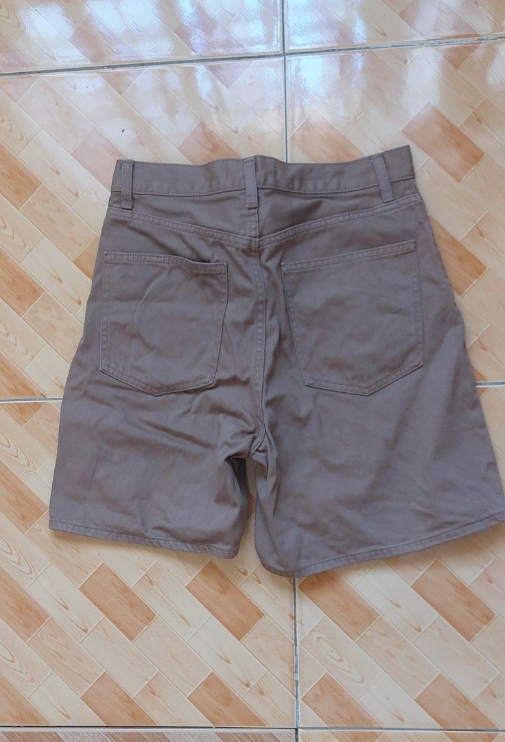 Uniqlo brown chino Shorts (Category: Shorts) located in Santa Rosa. Submitted by salicon (Listing ID 1424642121, Image 3). Description: Brown shorts from Uniqlo. Features a button and zipper closure. Includes two front pockets and two back pockets. The shorts have a classic, simple design. Perfect for casual wear..