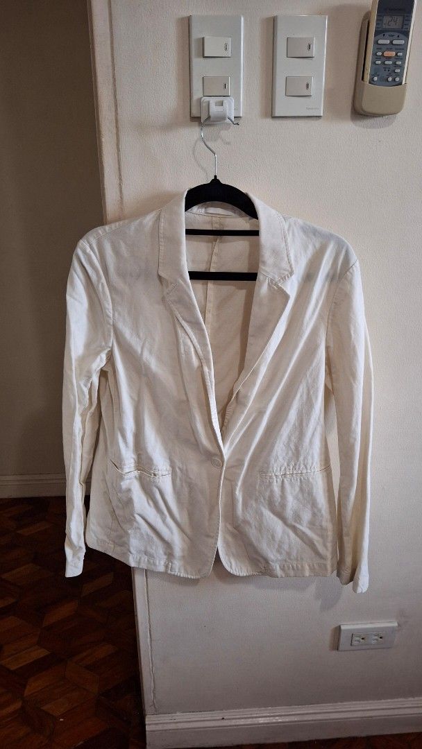 Uniqlo Linen Blazer (Category: Coats, Jackets and Outerwear) located in Las Pinas. Submitted by mgr29 (Listing ID 1424612732, Image 3). Description: Cream-colored blazer from Uniqlo. Made in China. The tag indicates the material is rayon, linen, and polyester. It has two front pockets and a classic lapel. Size S.