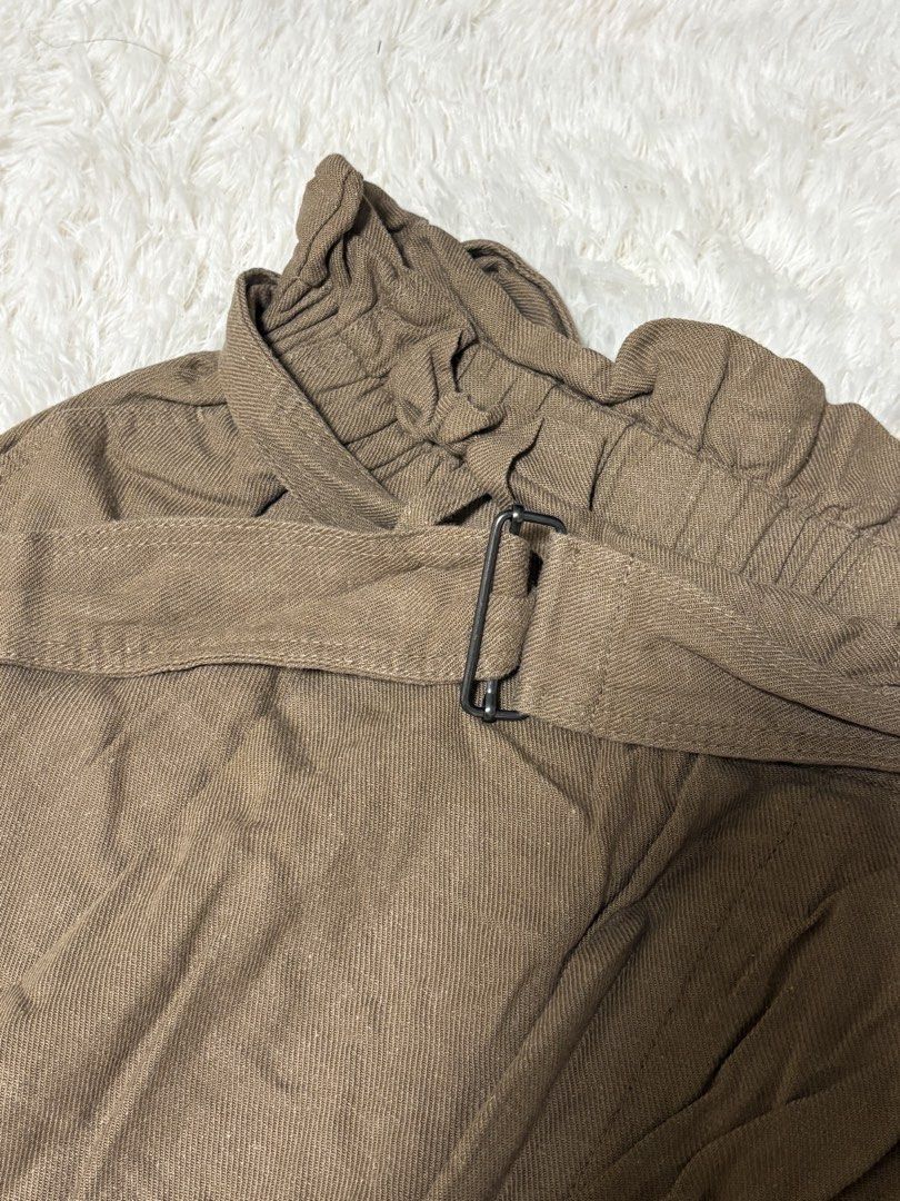 Uniqlo Linen Rayon Pants - Size M (Category: Other Bottoms) located in Valenzuela. Submitted by cl_dnlla (Listing ID 1424664106, Image 2). Description: Brown Linen Pants side pockets adjustable S-L.