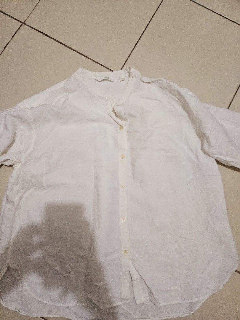 Uniqlo White Shirt - Size M (Category: Shirts) located in Manila. Submitted by teilybam (Listing ID 1424690716, Image 1). Description: White shirt from Uniqlo. It has a mandarin collar and button-down closure. The shirt is size M. The shirt has long sleeves..