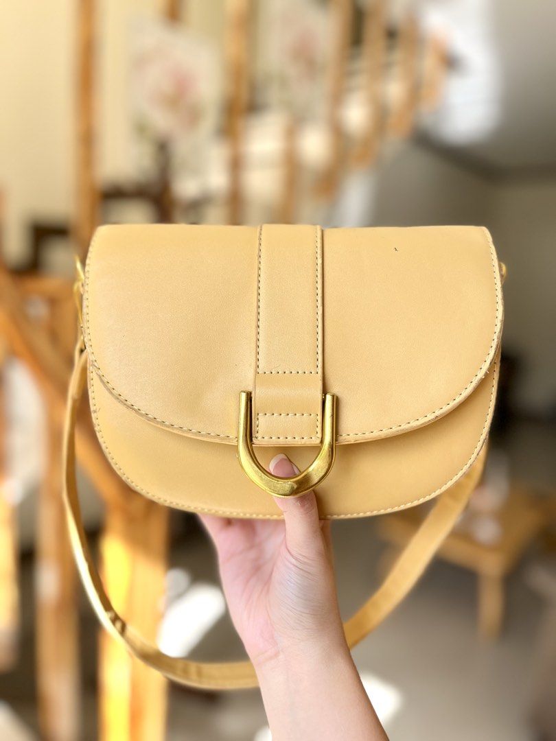 Vintage Leather Bag (Category: Luxury Bags & Wallets) located in Lucena. Submitted by misscalys.prelovedbags.thread (Listing ID 1424701156, Image 2). Description: - Vintage Leather Bag - Stylish shoulder bag - Beautiful color - Classic design - Perfect for everyday use - Gold hardware.