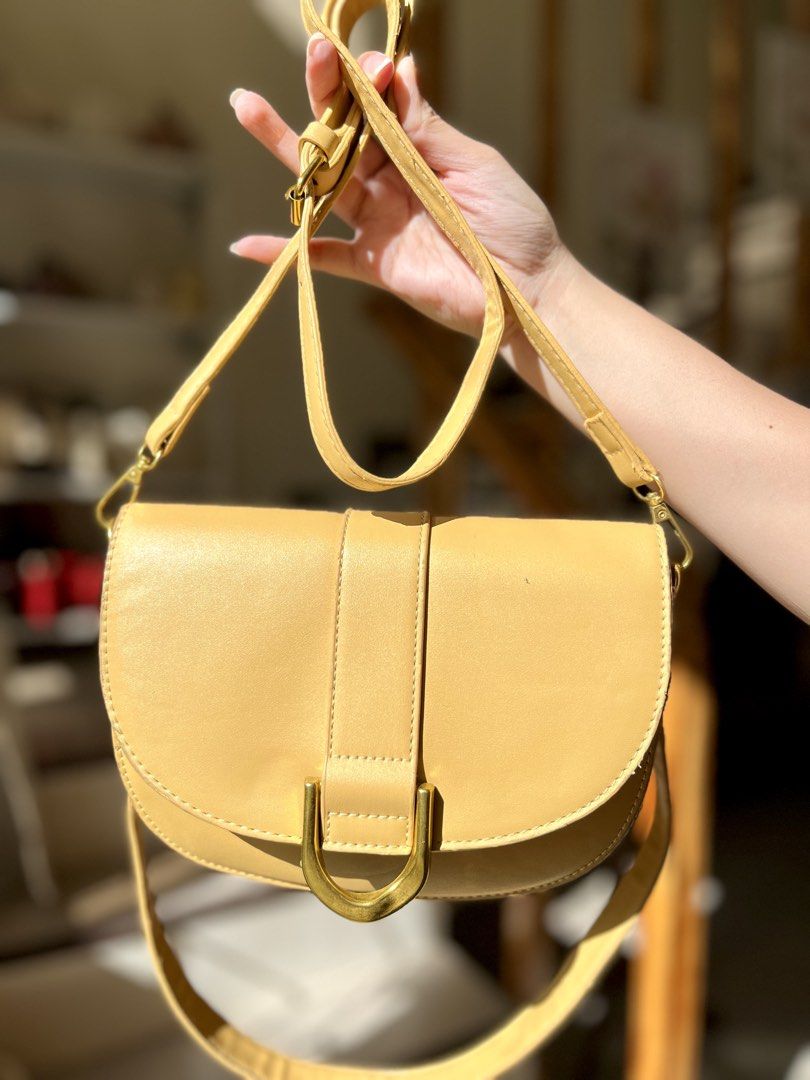 Vintage Leather Bag (Category: Luxury Bags & Wallets) located in Lucena. Submitted by misscalys.prelovedbags.thread (Listing ID 1424701156, Image 3). Description: - Vintage Leather Bag - Stylish shoulder bag - Beautiful color - Classic design - Perfect for everyday use - Gold hardware.