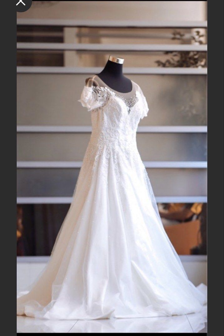 Wedding gown for sale (Category: Evening dresses & gowns) located in Rizal. Submitted by driabel (Listing ID 1424683594, Image 3). Description: ✨Negotiable✨ Selling my preloved gown! Super Sale na po! Used once, as good as new! with freebies veil and coin pillow 💕 *Size: can fit 24 - 28 inches waistline *Original price: 20k *Buyer to shoulder shipping fee.