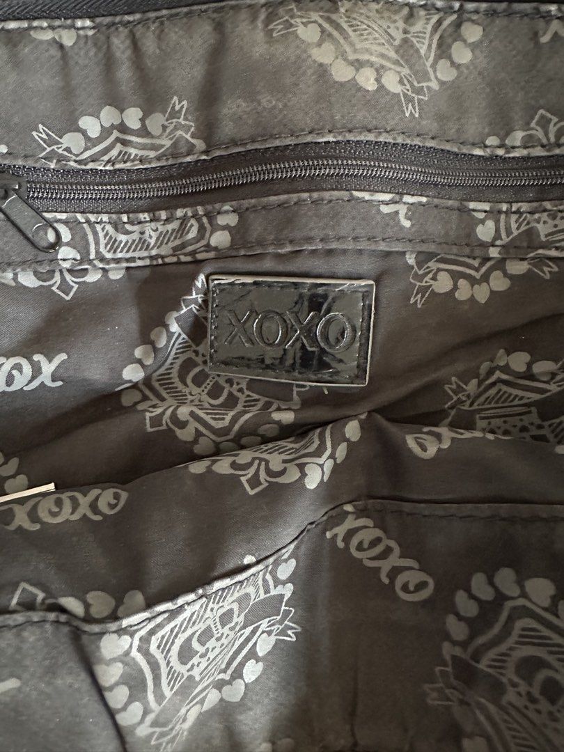 XOXO Vintage Retro Bag (Category: Luxury Bags & Wallets) located in San Fernando. Submitted by iaaasells (Listing ID 1424617363, Image 3). Description: Selling my XOXO vintage retro black crocodile-embossed bag. • Preloved vintage piece • Still in good condition • Spacious — can fit many essentials • Classic black croc texture As a vintage piece, it has normal signs of wear consistent with age, but overall still looks stylish and well-maintained 