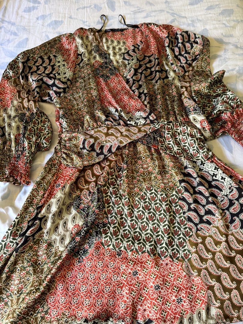 Zara Patchwork Print Dress - Size M (Category: Dresses) located in Makati City. Submitted by blushvanilla (Listing ID 1424539385, Image 3). Description: - Patchwork print wrap dress - Size: M - Features: Long sleeves with elastic cuffs, V-neck - Fabric: Lightweight - Made in Turkey - Suitable for various occasions.