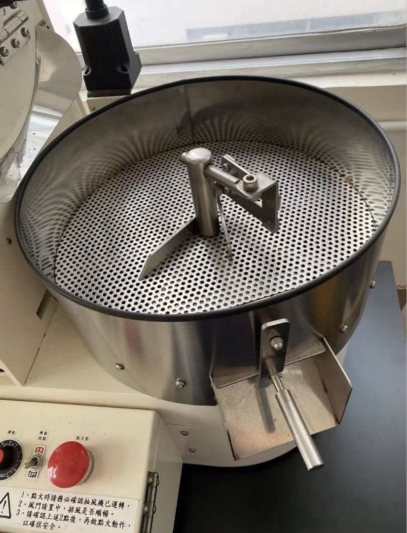 咖啡豆 烘焙機 飛馬 楊家 801N 1KG 炒豆爐 台灣產 coffee roaster （分類：咖啡機及咖啡壺）位於 Hong Kong。 由 y_amm 提交（商品編號 1424722671，圖片 2）。簡介： 因升級所以出售，可試機 急出，價錢可議 可安排運輸或坪輋自取 鑄鐵內鍋，遠紅外線陶瓷塗層 強力冷卻槽 輕鬆創造自家烘焙咖焙咖啡館 十三段式風門調整 內建自動安全點火系統（超溫.斷電.熄火時可自動截斷 瓦斯源） 內建USB輸出線，可連接電腦，並同時記錄烘焙資料內建LED照明燈（白光）機械尺寸（長x寬×高） 125X63X108公分 機械重量 : 90公斤 烘焙容量 : 1公斤 烘焙桶迴轉數 :可自由調整（最高可調至100轉） 冷卻槽迴轉數 : 15轉 加熱方式 ： Gas 烘焙方式：半熱風式 包裝尺寸（長×寬×高）101X85X109公分包裝總重量 140公斤 最大耗電功率 250 瓦 http://www.feima.com.tw/index.php? route=prod