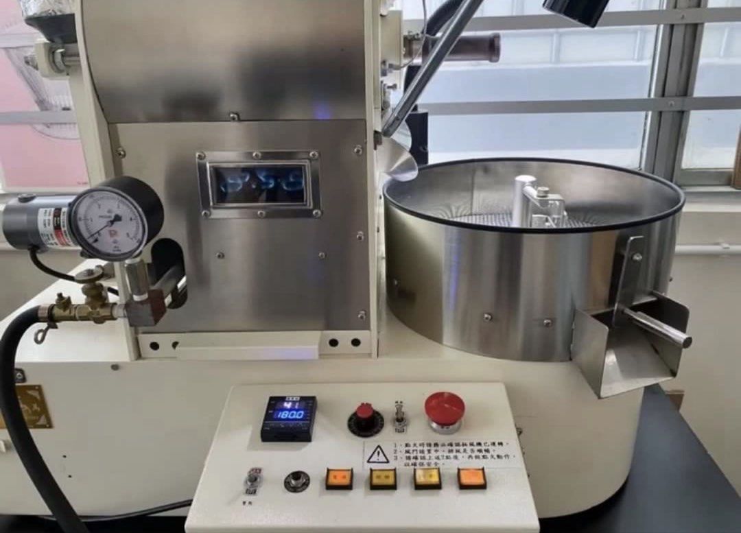咖啡豆 烘焙機 飛馬 楊家 801N 1KG 炒豆爐 台灣產 coffee roaster （分類：咖啡機及咖啡壺）位於 Hong Kong。 由 y_amm 提交（商品編號 1424722671，圖片 3）。簡介： 因升級所以出售，可試機 急出，價錢可議 可安排運輸或坪輋自取 鑄鐵內鍋，遠紅外線陶瓷塗層 強力冷卻槽 輕鬆創造自家烘焙咖焙咖啡館 十三段式風門調整 內建自動安全點火系統（超溫.斷電.熄火時可自動截斷 瓦斯源） 內建USB輸出線，可連接電腦，並同時記錄烘焙資料內建LED照明燈（白光）機械尺寸（長x寬×高） 125X63X108公分 機械重量 : 90公斤 烘焙容量 : 1公斤 烘焙桶迴轉數 :可自由調整（最高可調至100轉） 冷卻槽迴轉數 : 15轉 加熱方式 ： Gas 烘焙方式：半熱風式 包裝尺寸（長×寬×高）101X85X109公分包裝總重量 140公斤 最大耗電功率 250 瓦 http://www.feima.com.tw/index.php? route=prod
