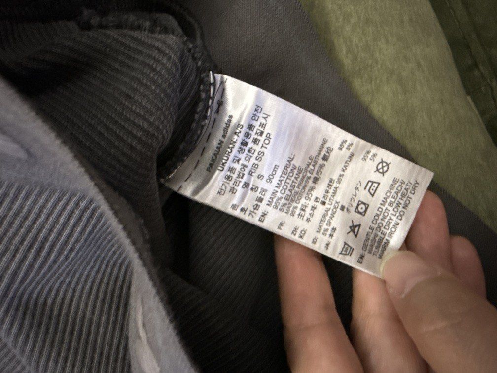 Adidas （分類：其他上衣）位於 Hong Kong。 由 sunnytsui 提交（商品編號 1424852021，圖片 3）。簡介： 朋友送，但唔鍾意着咁貼身嘅衫。155cm/48 kg 啱着，但係係貼身露肚臍。 順豐到付。
