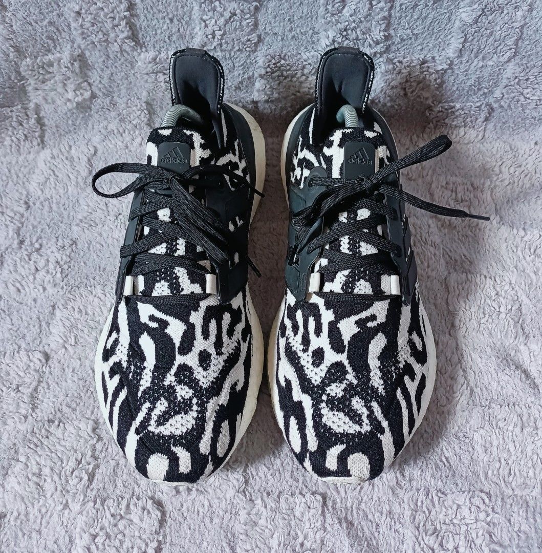 Adidas ultraboost 22 zebra (Category: Sneakers) located in Asingan. Submitted by arnelpalaris8 (Listing ID 1424773889, Image 2). Description: Adidas Ultraboost 22 Zebra running shoes US 10 UK 9½ FR 44 JP 280 CHN 270 Verygood condition Design:➡️High-contrast "Zebra" knit pattern with the iconic 3-Stripes cage. Performance:➡️Equipped with a full-length BOOST midsole designed for high energy return. Construction:➡️Uses breathable Primeknit materials
