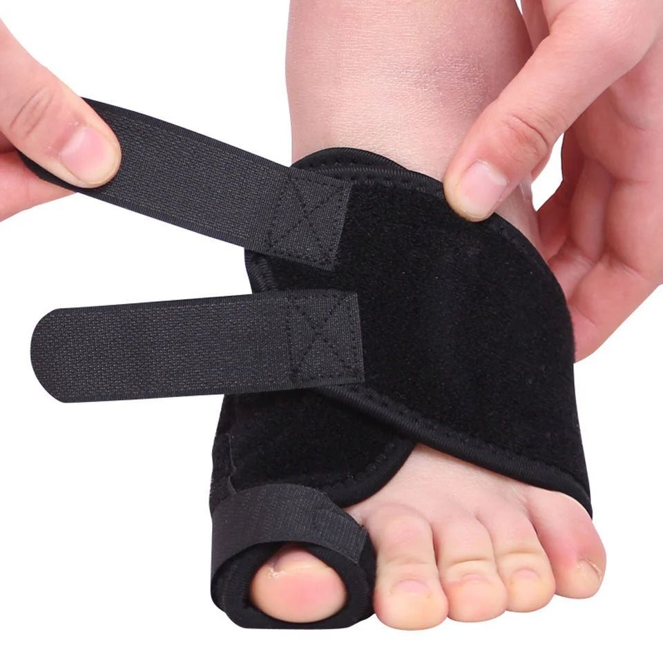 Adjustable Compression Ankle Support (Category: Braces, Support & Protection) located in Manila. Submitted by abot.ph.17846 (Listing ID 1424791532, Image 1). Description: Place of Origin:: Jiangsu, China Function: Protection Brand Name: Aolikes Model Number: 1051 Protection class: Basic Protection Size: One size fit .