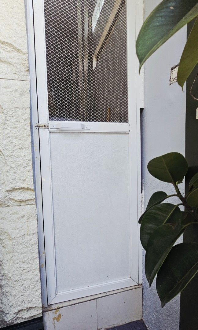 Aluminum screen door (Category: Office Furniture & Fixtures) located in Cainta. Submitted by houseofseconds (Listing ID 1424727364, Image 2). Description: powder coated aluminum screen door 27cm long 55.5cm wide..pls see photo for its door jamb/case.no issue.