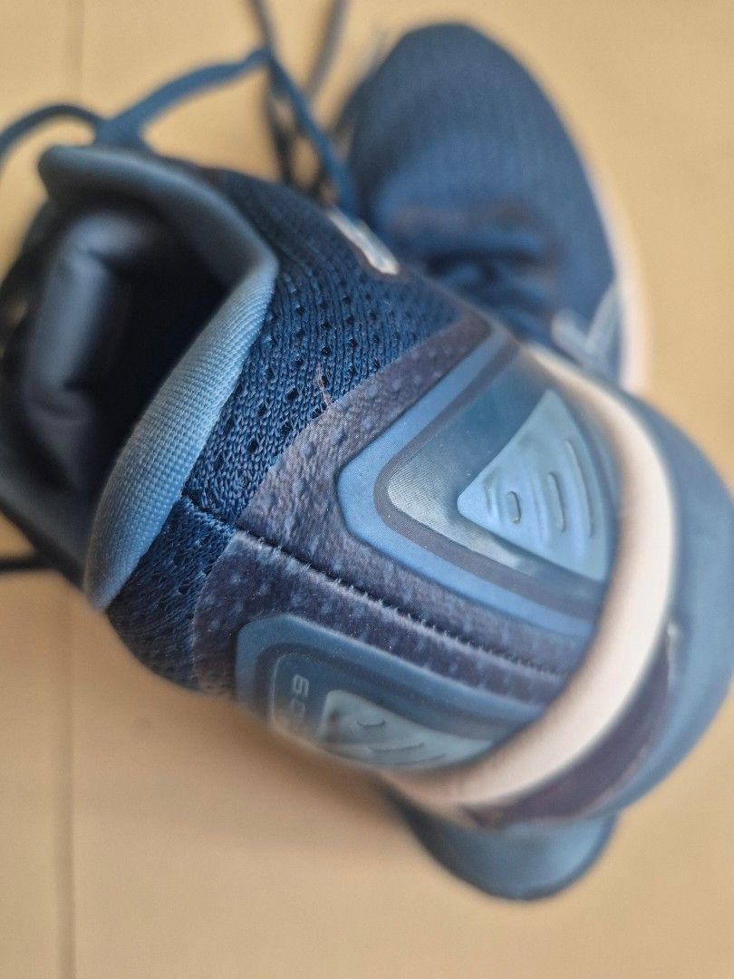 Asics Gel-Cumulus 22 Running Shoes (Category: Sneakers) located in Quezon City. Submitted by _jc.u_ (Listing ID 1424741199, Image 2). Description: Asics Gel-Cumulus 22 running shoes in blue. Features the Asics logo on the side and tongue. The sole has a white and blue design with visible cushioning technology. The shoes show minimal wear on the soles. Size is indicated as EUR 39, US 7.5..