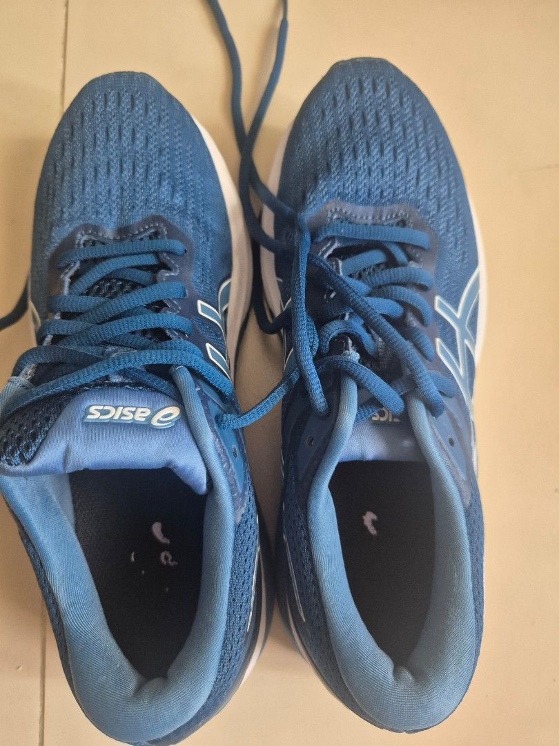 Asics Gel-Cumulus 22 Running Shoes (Category: Sneakers) located in Quezon City. Submitted by _jc.u_ (Listing ID 1424741199, Image 1). Description: Asics Gel-Cumulus 22 running shoes in blue. Features the Asics logo on the side and tongue. The sole has a white and blue design with visible cushioning technology. The shoes show minimal wear on the soles. Size is indicated as EUR 39, US 7.5..
