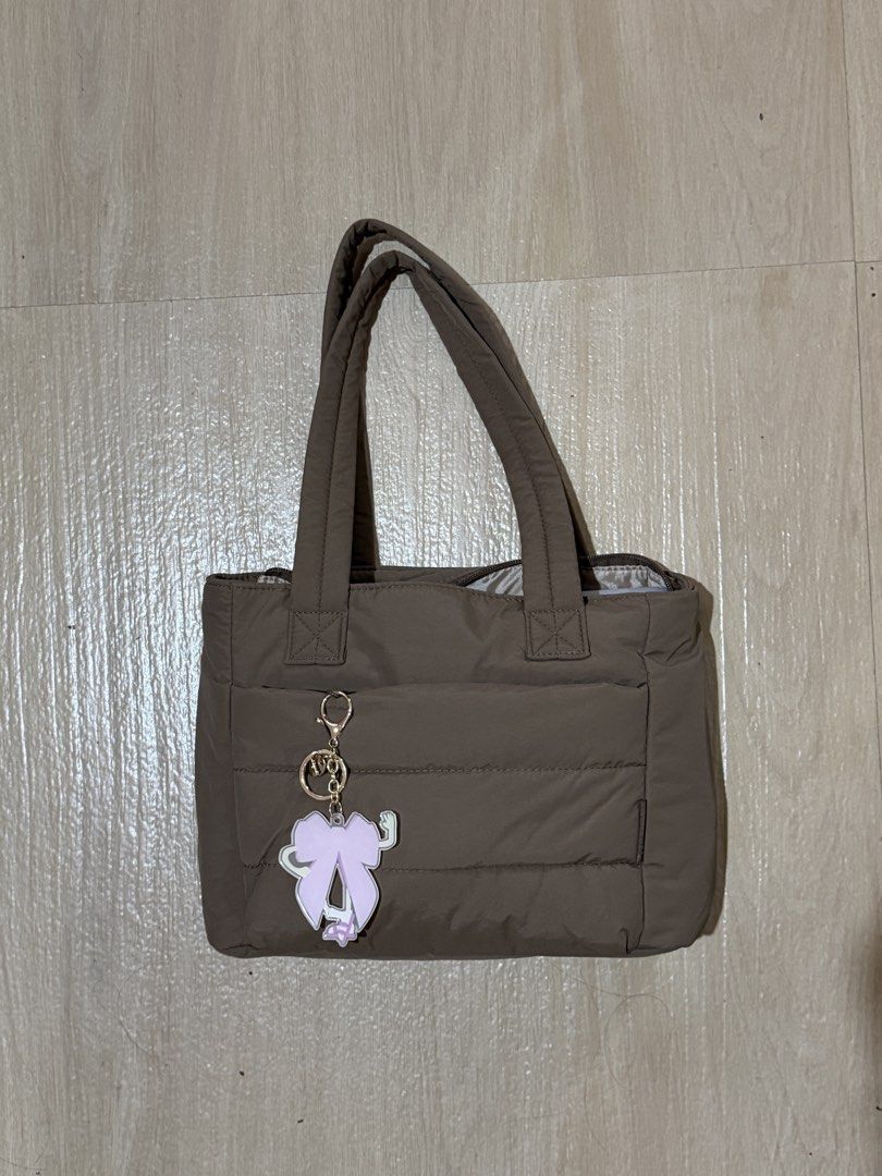 Bag Smart Padded Tote Bag with Keychain (Category: Tote Bags) located in Quezon City. Submitted by j_closet07 (Listing ID 1424736441, Image 1). Description: Size: 8.3 L - 13.1 Color: Coffee Brown Used once only Bought during sale Can fit 13" laptop RFS: Wrong size.