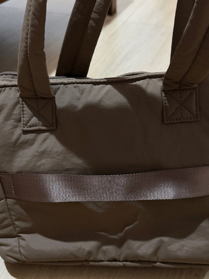 Bag Smart Padded Tote Bag with Keychain (Category: Tote Bags) located in Quezon City. Submitted by j_closet07 (Listing ID 1424736441, Image 3). Description: Size: 8.3 L - 13.1 Color: Coffee Brown Used once only Bought during sale Can fit 13" laptop RFS: Wrong size.