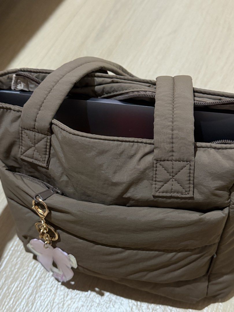 Bag Smart Padded Tote Bag with Keychain (Category: Tote Bags) located in Quezon City. Submitted by j_closet07 (Listing ID 1424736441, Image 2). Description: Size: 8.3 L - 13.1 Color: Coffee Brown Used once only Bought during sale Can fit 13" laptop RFS: Wrong size.