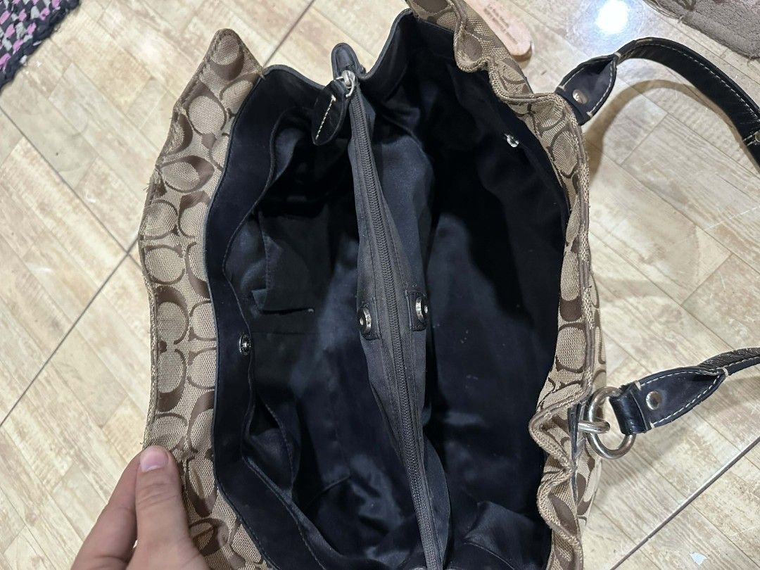 Coach Signature Tote Bag (Category: Luxury Bags & Wallets) located in Dumaguete. Submitted by aryanukay (Listing ID 1424850425, Image 3). Description: Authentic COACH bag with tag *signs of use *please manage expectations for this is preloved..