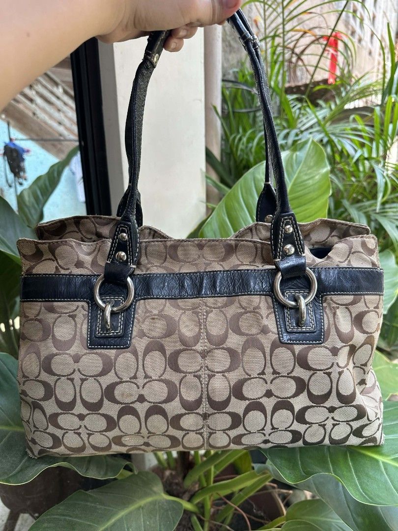 Coach Signature Tote Bag (Category: Luxury Bags & Wallets) located in Dumaguete. Submitted by aryanukay (Listing ID 1424850425, Image 2). Description: Authentic COACH bag with tag *signs of use *please manage expectations for this is preloved..