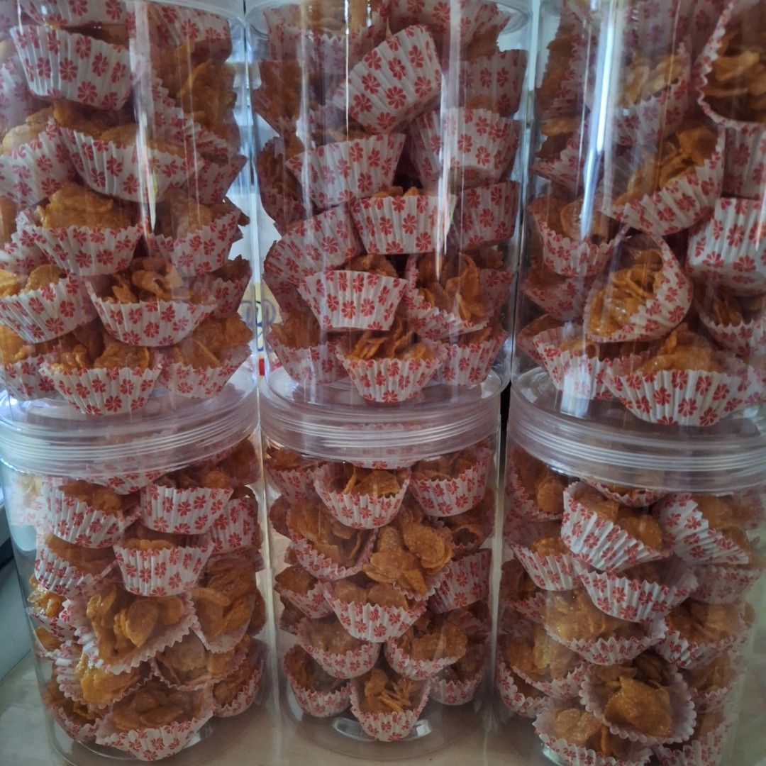 Cornflakes (Category: Homemade Bakes) located in Singapore. Submitted by rz_94 (Listing ID 1424820194, Image 3). Description: Craving a yummy snack? These homemade cornflakes are the perfect treat! They're crispy, golden, and oh-so-delicious. You can see from the pictures that they're carefully packed in individual cups or containers, perfect for sharing (or not!). They're great for any occasion, whether you're looking for a quick bite or somethi