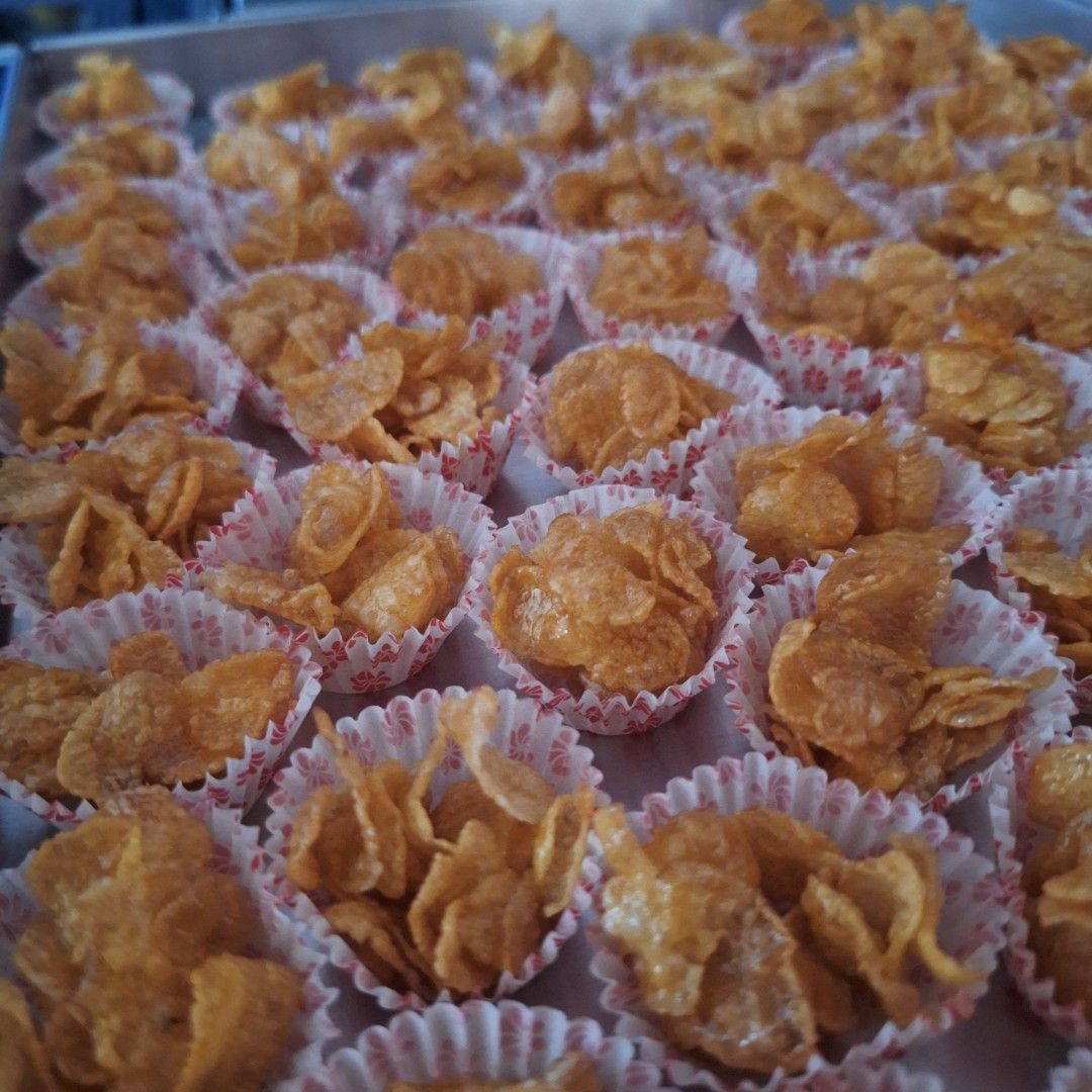 Cornflakes (Category: Homemade Bakes) located in Singapore. Submitted by rz_94 (Listing ID 1424820194, Image 2). Description: Craving a yummy snack? These homemade cornflakes are the perfect treat! They're crispy, golden, and oh-so-delicious. You can see from the pictures that they're carefully packed in individual cups or containers, perfect for sharing (or not!). They're great for any occasion, whether you're looking for a quick bite or somethi