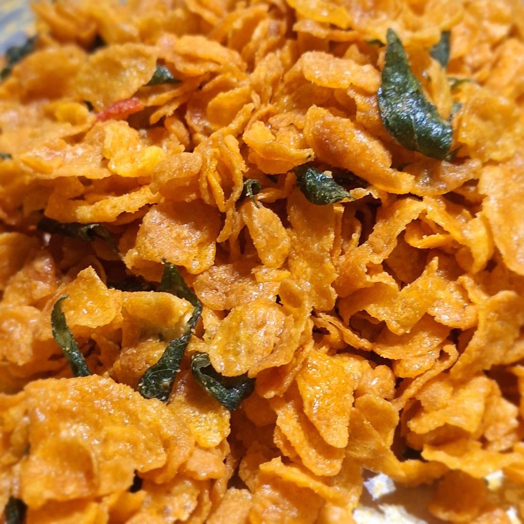 Cornflakes (Category: Homemade Bakes) located in Singapore. Submitted by rz_94 (Listing ID 1424820194, Image 4). Description: Craving a yummy snack? These homemade cornflakes are the perfect treat! They're crispy, golden, and oh-so-delicious. You can see from the pictures that they're carefully packed in individual cups or containers, perfect for sharing (or not!). They're great for any occasion, whether you're looking for a quick bite or somethi